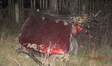 Автомобіль на Хмельниччині влетів в дерево: двоє загинули (фото)