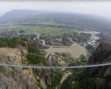 В Китае построили самый длинный стеклянный мост