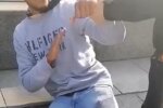 Избиение музыканта праворадикалами, кадр из видео