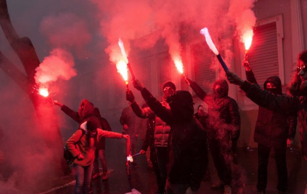 Под телеканалом NewsOne собрались сотни украинцев с горящими файерами, слышны взрывы: видео