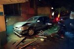 В Запорожье пьяный в стельку водитель "припарковался" в подьезд - шифровался от жены и попал в эпичную переделку