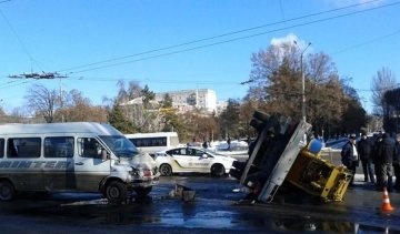 Маршрутка с пассажирами перевернула автовышку в Запорожье