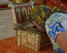 Мобилизация паствы: московские попы тащат в Украину святые мощи
