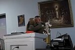 Олександр Ярмошевич цілується із підлеглими / фото: скріншот Youtube