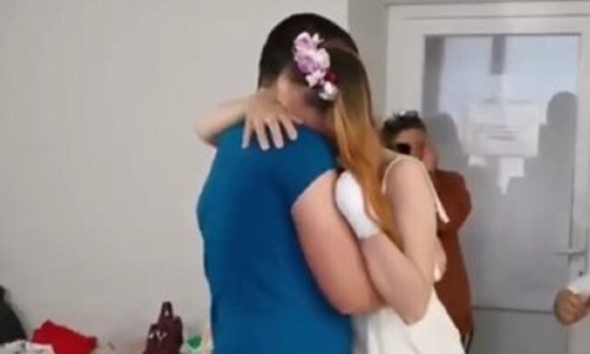 Трогательная история влюбленных - медсестра из Лисичанска, которая из-за обстрелов осталась без ног, вышла замуж в больнице