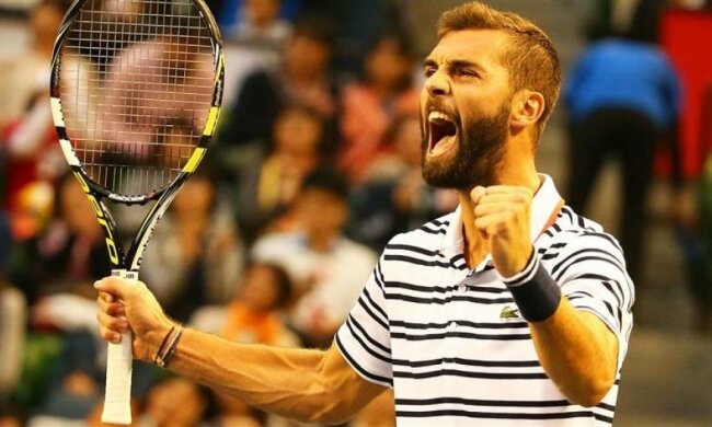 Разъяренный теннисист разорвал на себе футболку (видео)