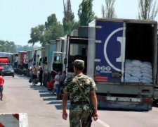 Фури продовжують їхати в Крим через пропускний пункт Каланчак