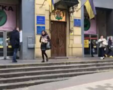 біля метро, Київ, скріншот з відео