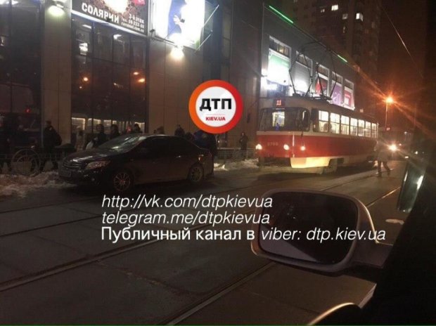 Героиня парковки заблокировала столичные трамваи