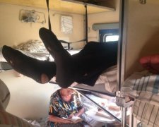 С народом: очередной чиновник попиарился на плацкарте