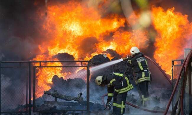 "Це підпал": в Івано-Франківську горів багатоквартирний будинок, мешканці вибігали, в чому стояли