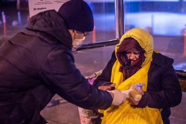 У столиці волонтери УПЦ щодня годують замерзлих бездомних / фото Сергій Рижков