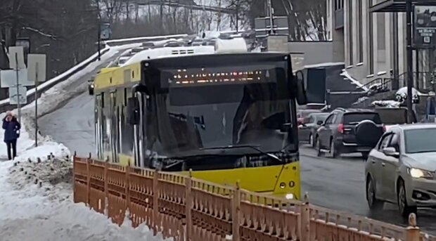 Автобус в Киеве, изображение иллюстративное, кадр из видео: YouTube