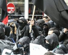 Париж захлиснули першотравневі зіткнення