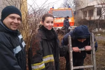 Волонтери показали, як витягли собаку із смертельної пастки