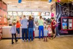 Голодна жінка народила прямо у McDonald's: фото