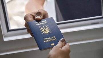 Батько з дитиною на кордоні