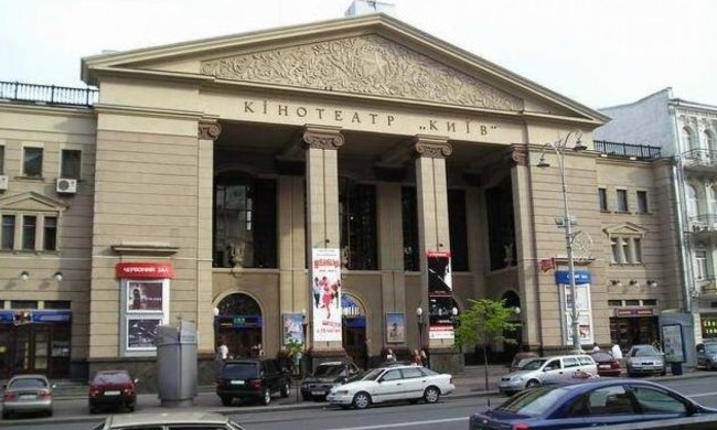 Рейдерский захват? "Титушки" заблокировали кинотеатр "Киев"