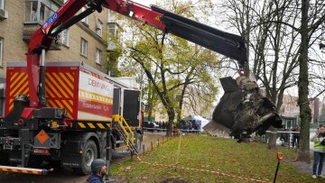 ДСНС вилучає залишки балістичної ракети біля багатоповерхівок у Києві