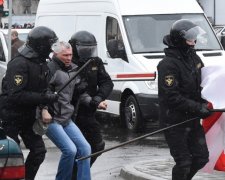 Головне за ніч: нові антиросійські санкції та жорстокий розгін опозиціонерів у Білорусі