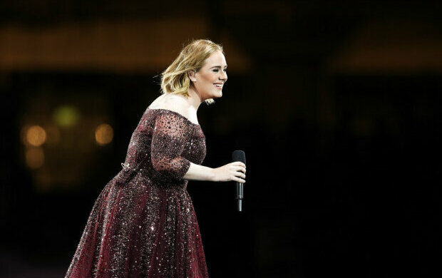 Похудевшая Адель пыталась "застрелить" папарацци прямо на глазах у подруги