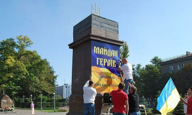 Ленина заменили на трезубец в Днепродзержинске (фото)