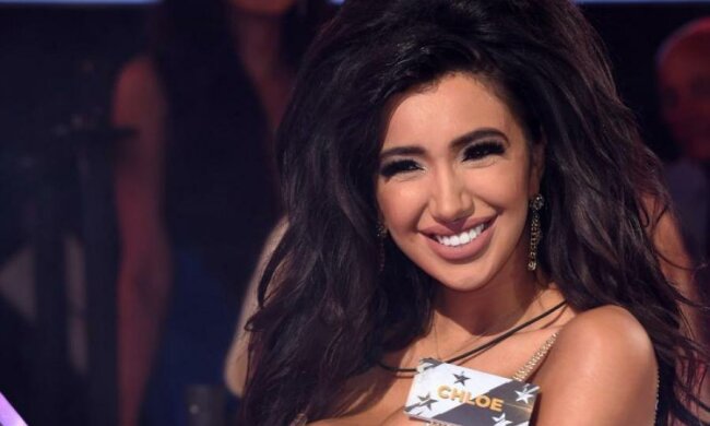 Зайчик Playboy Хлоя Кхан надела слишком маленький купальник: фото 18+