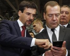 Голосують трупи, а читають боти: стало відомо, кому пише Медведєв в Twitter