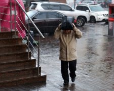 Синоптики порадили українцям прихопити парасольки