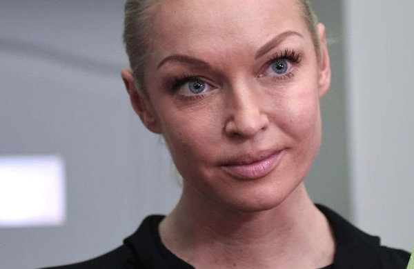 Волочкова зганьбилася п'яним фотошопом: сплюснула голову, проломила підлогу