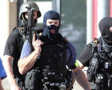Невідомий розстріляв людей в торговому центрі