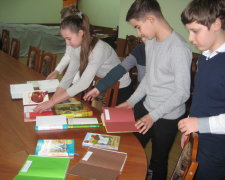 Ціле місто повстало після звільнення вчителів, розлючених батьків копи охороняють з автоматами: відео