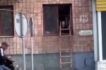 Бабушка в Луцке заходит в квартиру через окно / фото: скриншот Youtube