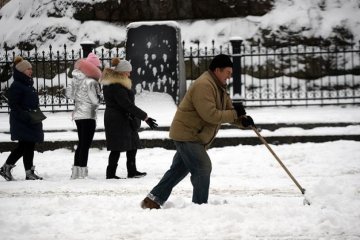 Колапс на прощання: українське місто мало не захлинулося від снігу