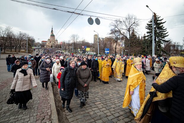 Московские попы вывели голых харьковчан на крестный ход: пока Украина на карантине