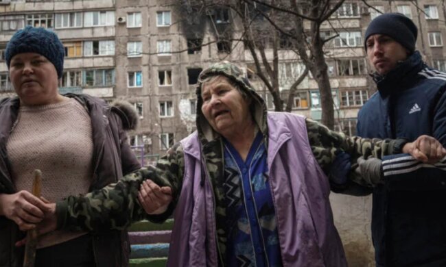 Постраждалі після обстрілу в Маріуполі. Євген Малолєтка