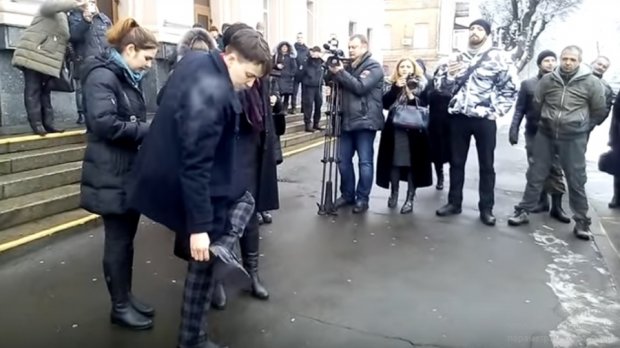 Савченко в клетчатых штанах по-блатному затушила окурок об каблук (видео)