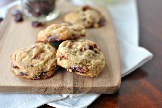 Рецепт печива з подвійним шоколадом і вишнями за 15 хвилин