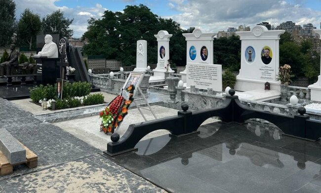 "Как такое может быть?": украинцы в шоке с могилы легендарного Григория Чапкиса спустя 3 года после смерти