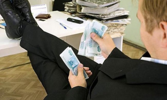 Чиновникам хочуть збільшити зарплатню