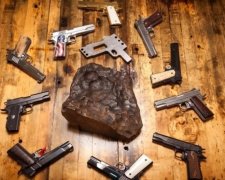 З уламка древнього метеорита виготовлять пістолети