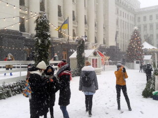 Офіс президента, новорічне містечко - фото Знай.ua