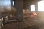 У Запоріжжі автівка спалахнула на ходу - міст перетворився на крематорій