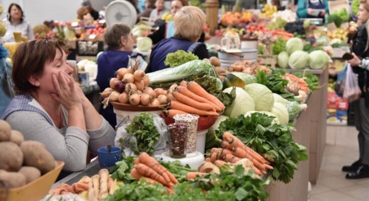 Ранні овочі на ринку