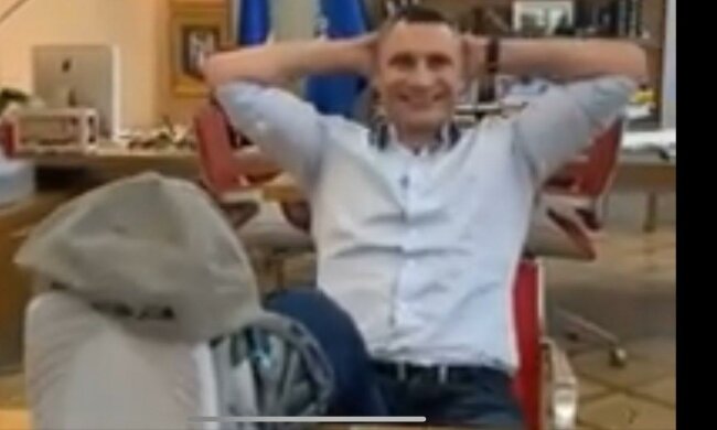 Кличко показав, як розслабляється в мерському кріслі - "перетрудився"