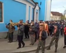 Крестный ход в поселке Самбир, скриншот: YouTube