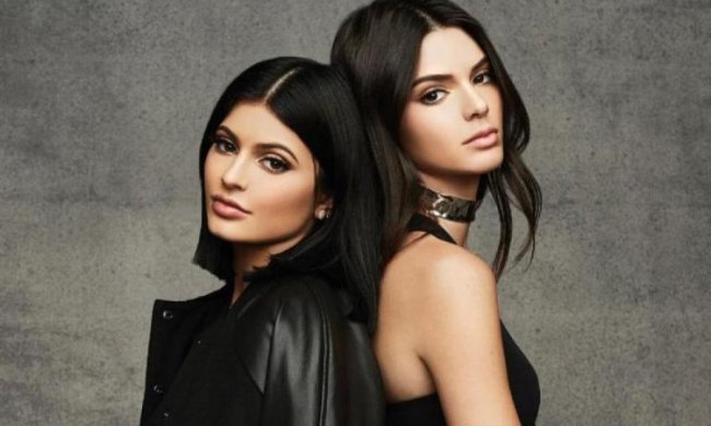 Напівголі сестри Кардашьян показали вражаючу схожість: фото