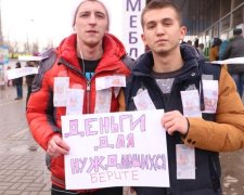 У Казахстані юнак роздавав гроші на вулиці