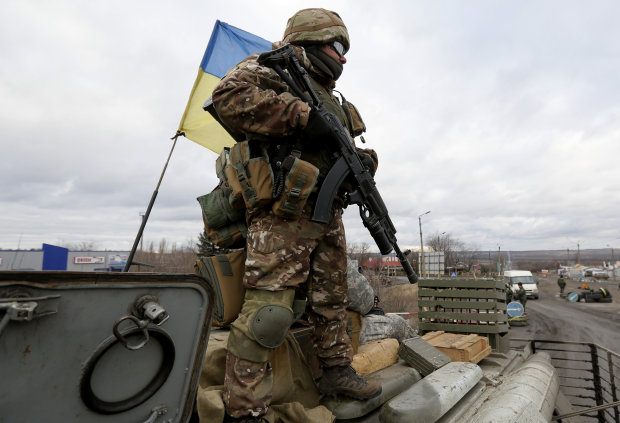 Пекельна доба на Донбасі: ЗСУ вдалося взяти ситуацію під контроль, обстріли тривають