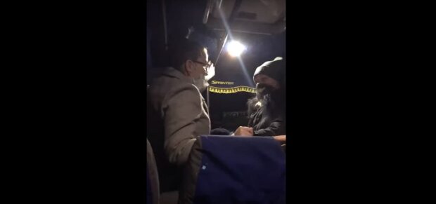 Украинка сделала замечание "голой" пассажирке и спровоцировала драку: тягали друг друга по всему салону